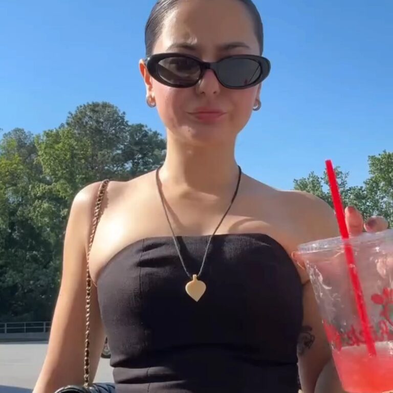 Hania Aamir Enjoying Sunny Day in New York – Viral NYC Moments That Have Fans Buzzing in 2026