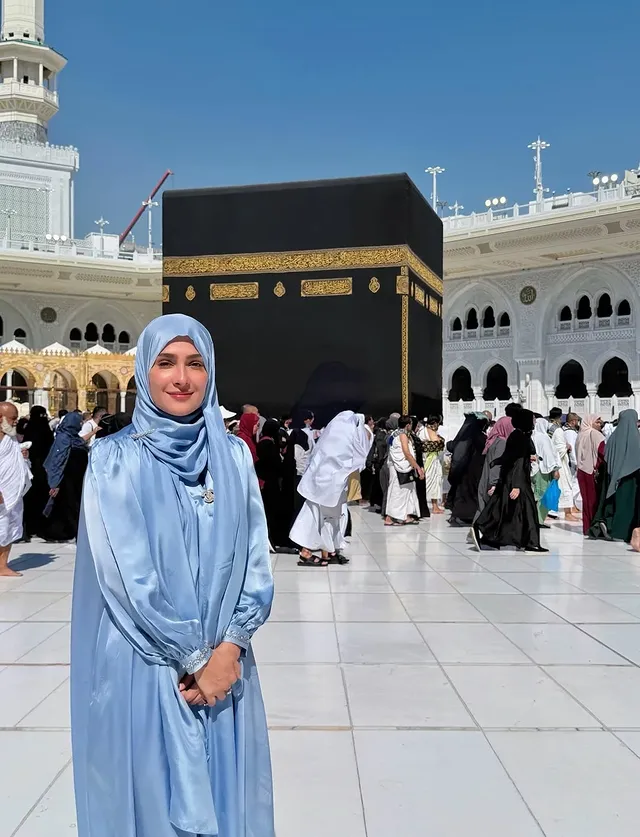 Ayeza Khan Welcomes Ramadan 2026 with Graceful New Pictures from Her Spiritual Journey